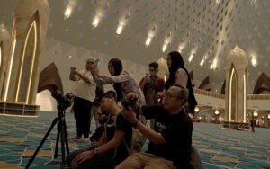 Ngabuburit hunting foto Kelas Garasi di Masjid Al Jabbar.