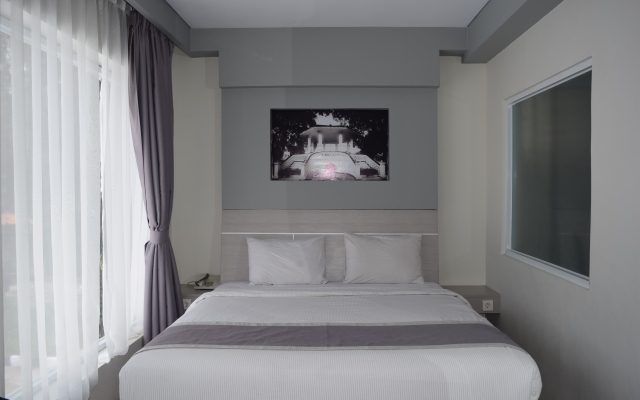 Sprei putih kamar hotel.