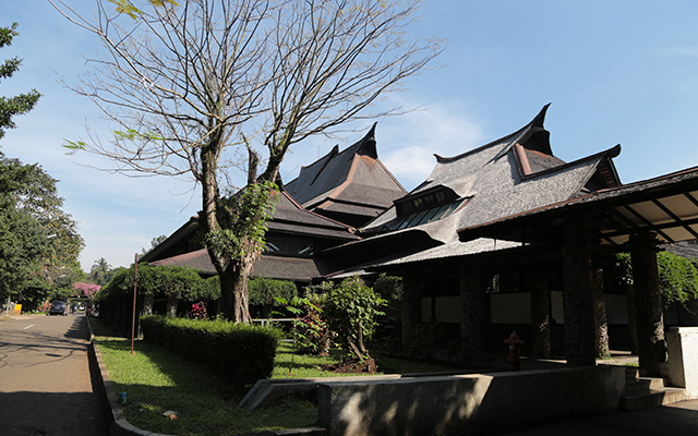 Institut Teknologi Bandung ITB dan Sukarno