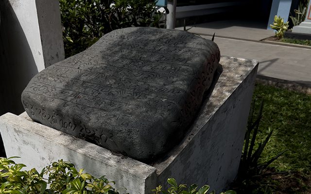 Sejarah Jawa Barat Replika Prasasti Kawali II