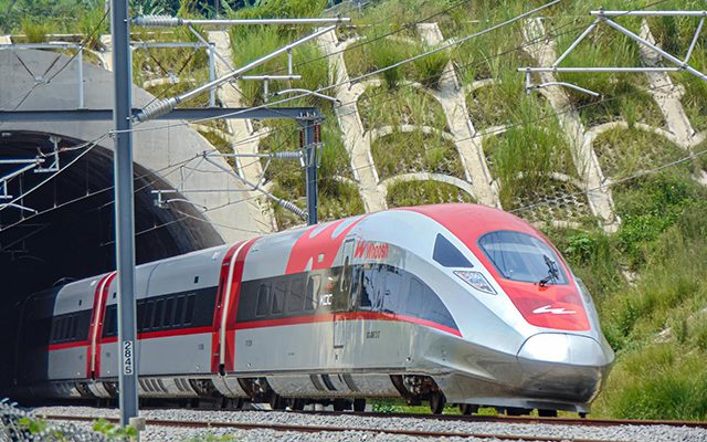 Turis Malaysia Naik Whoosh